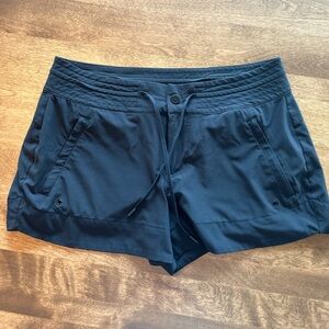 Athleta Hudson board short size 8 pre-owned excellent condition